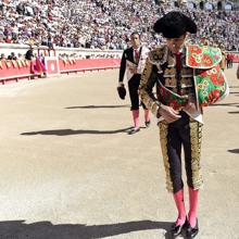 José Tomás y Manuel Carbonel durante el paseíllo de la histórica corrida de Nimes