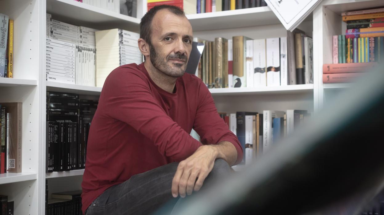 Isaac Rosa en la librería La Botica de Lectores, en el barrio sevillano de Los Remedios