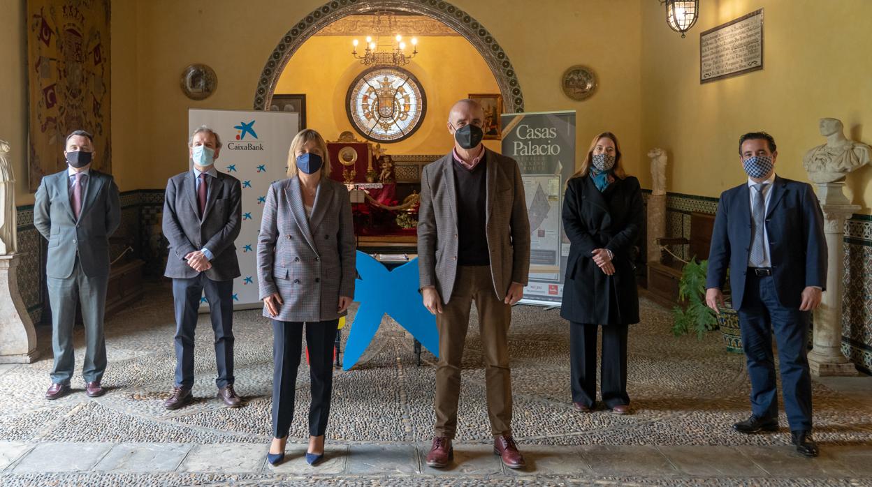 CaixaBank y la Asociación de Casas Palacio de Sevilla firmaron el acuerdo en el Palacio de Las Dueñas
