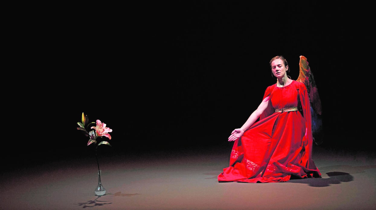 La figura angélica de la obra (Silvia Costa) atraviesa la desierta escena