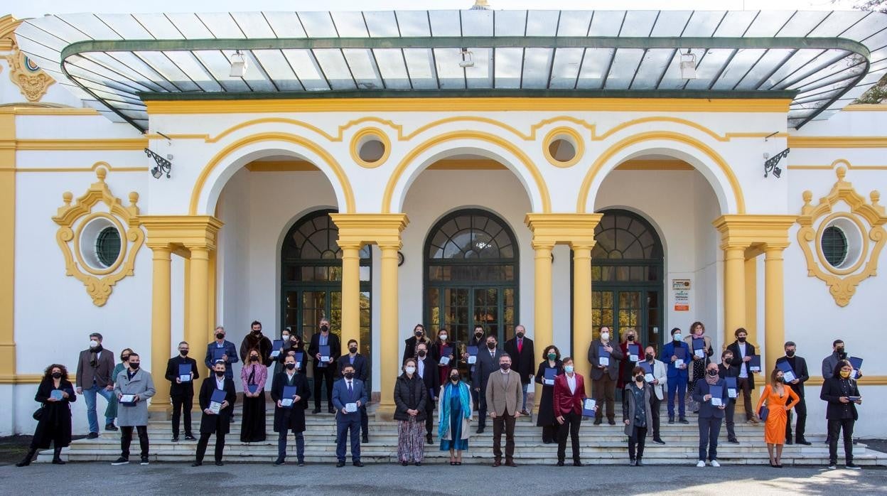 Los galardonados con los premios Asecan, esta mañana en la fachada del Casino de la Exposición