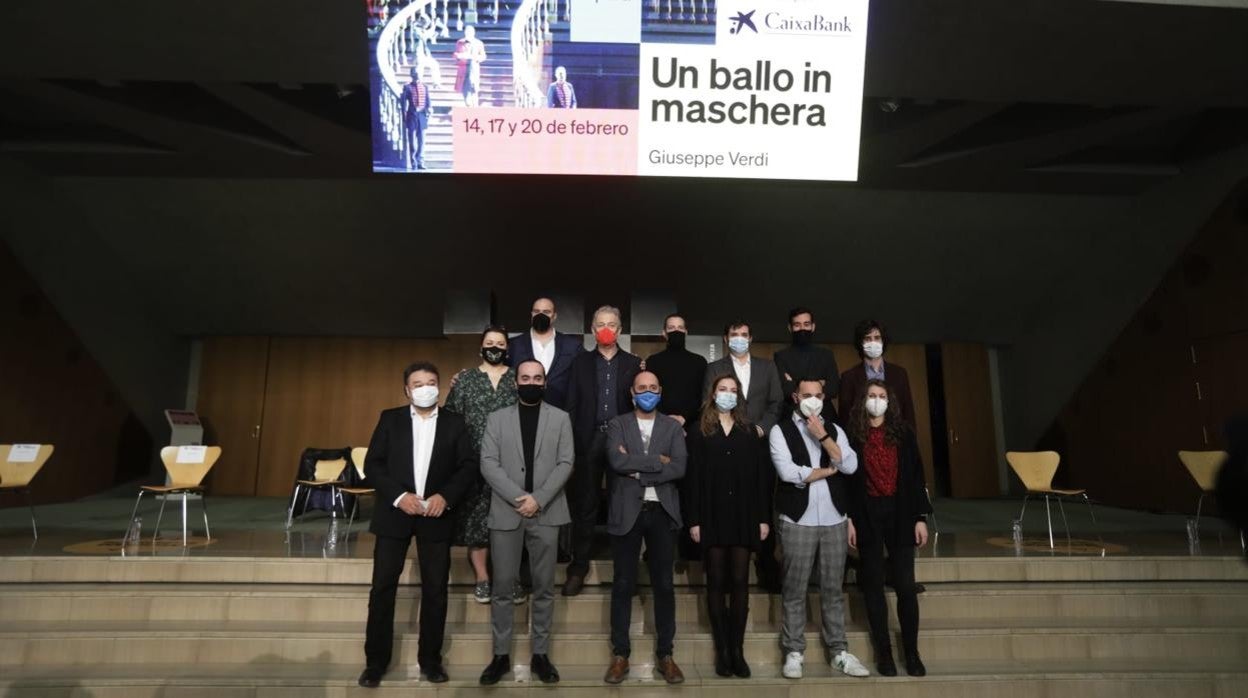 Javier Menéndez (en el centro) junto al elenco artístico de «Un ballo in maschera»