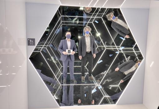Moisés Roiz y Josep Miquel del Campo en una de las instalaciones de la muestra