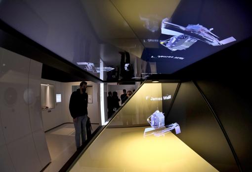 Reproducción holográfica del telescopio James Webb, con espejos que permitirán captar imágenes inéditas del universo hasta la fecha