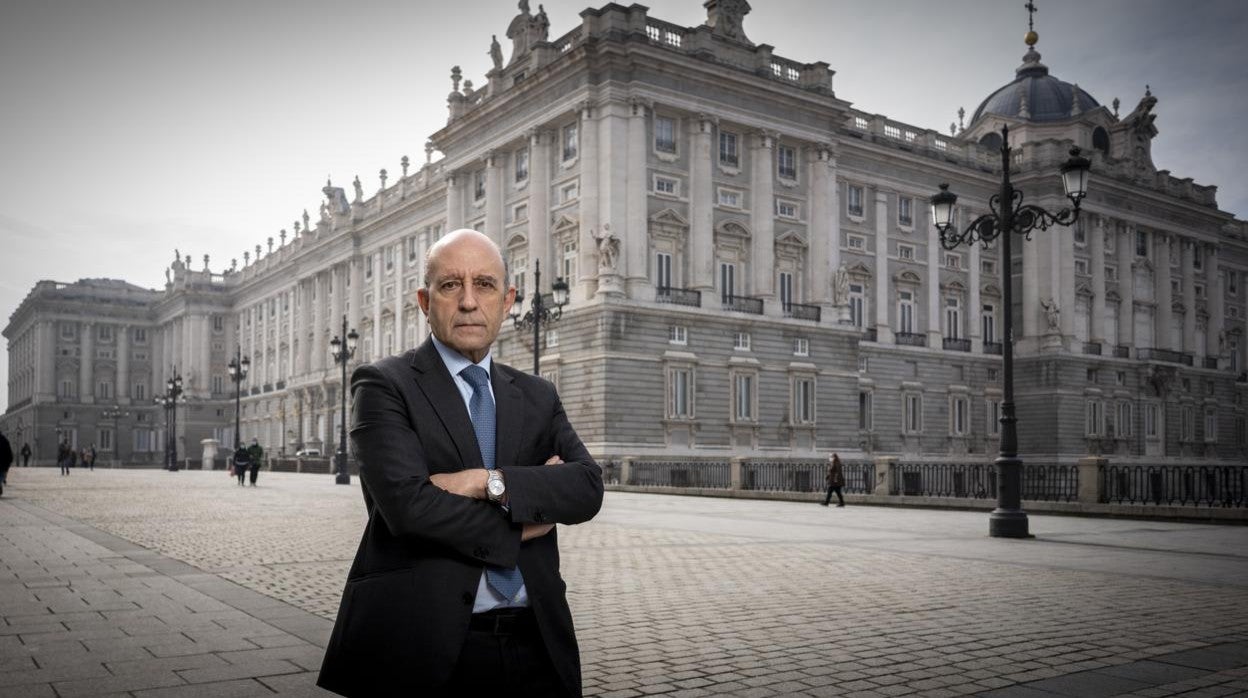 José Antonio Zarzalejos junto al Palacio Real