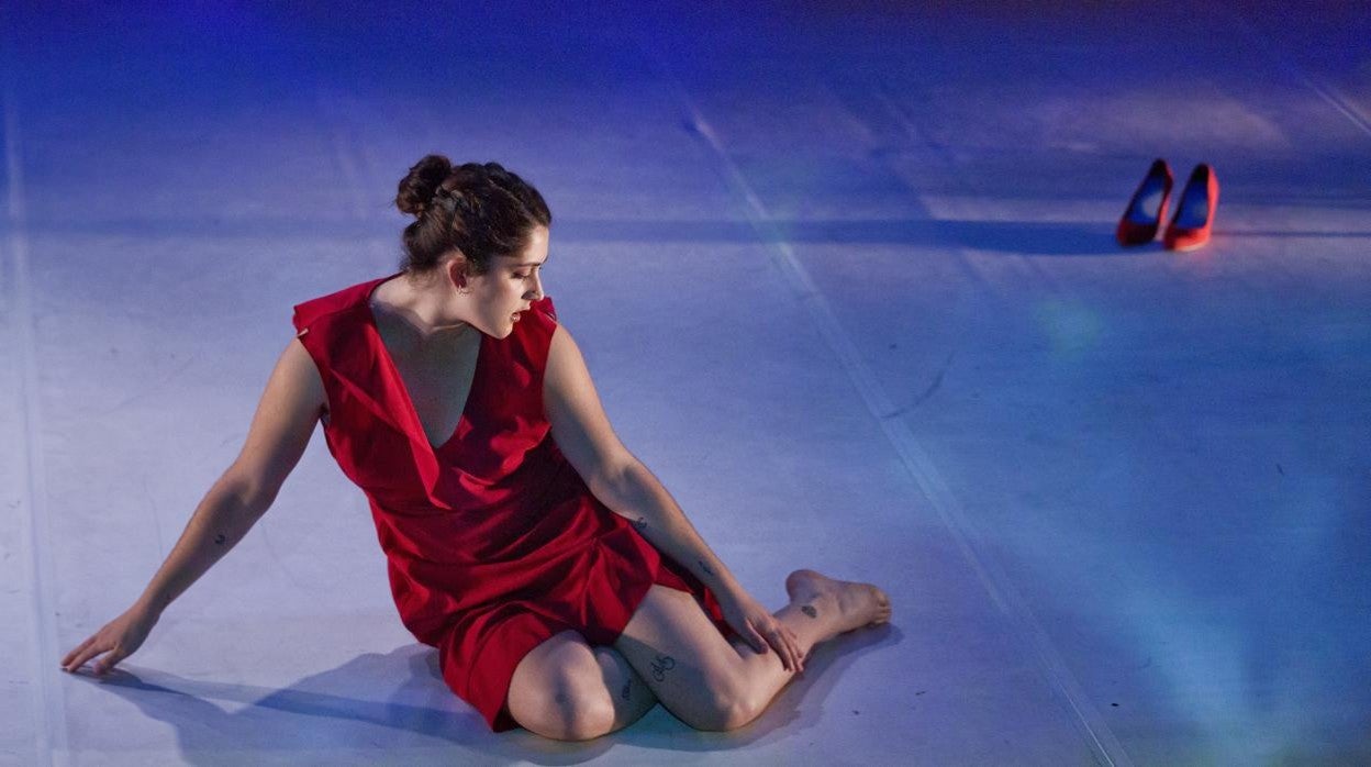 Lucía Bocanegra en uno de los momentos de la obra que ha presentado en el Teatro Central