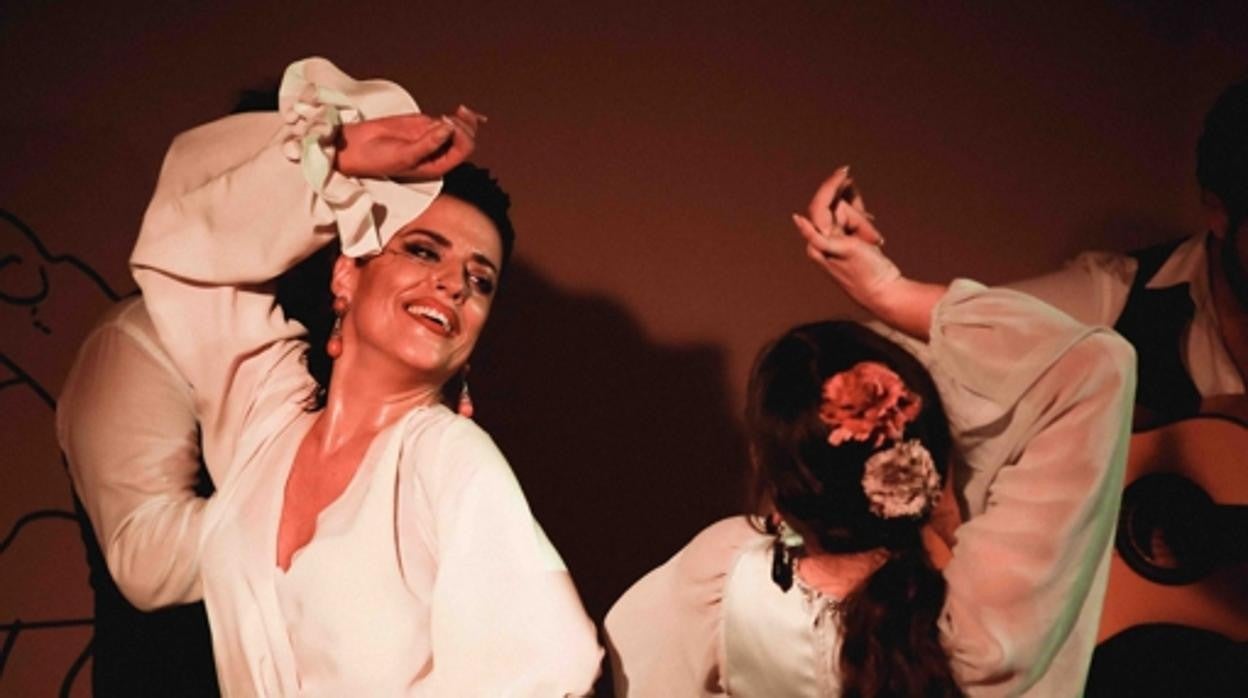 Dos bailaoras profesionales por sevillanas