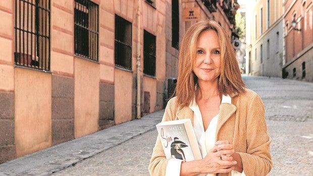 María Dueñas: «Me interesan los personajes vulnerables que se caen y que luego se levantan»