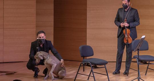 Rafael Ruibérriz acompañada por su perra en el escenario