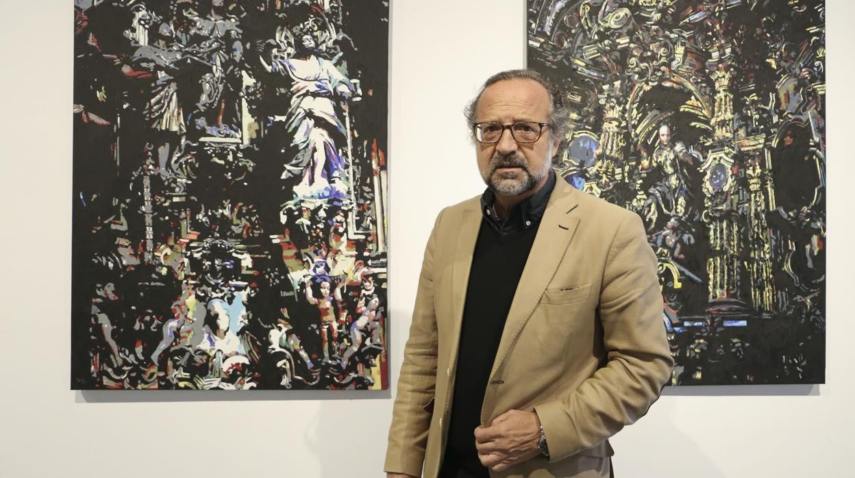 Javier Buzón junto a dos obras que componen su exposición