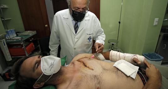 Domingo Jiménez, revisando las heridas de Domínguez