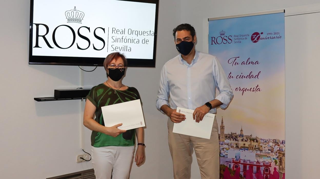 Sarah Leanne Roper y Pedro Vázquez Marín, durante la firma del convenio
