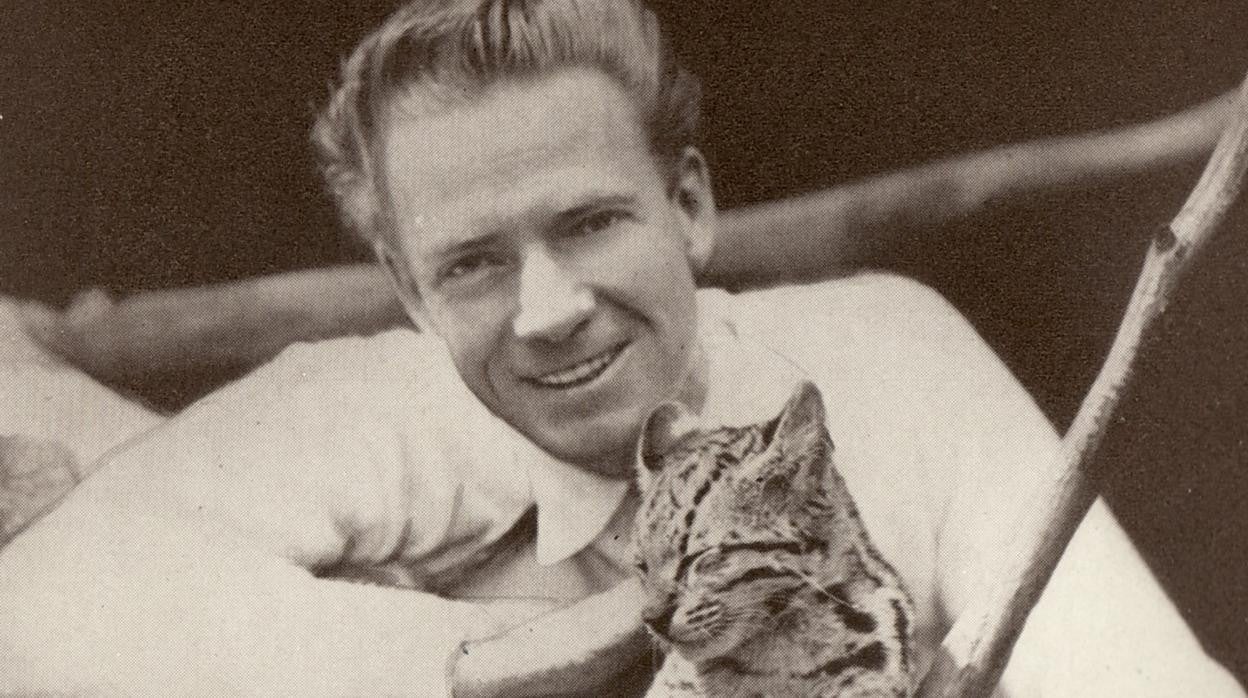 Richard Halliburton con un cachorro de ocelote en la selva amazónica (1927)