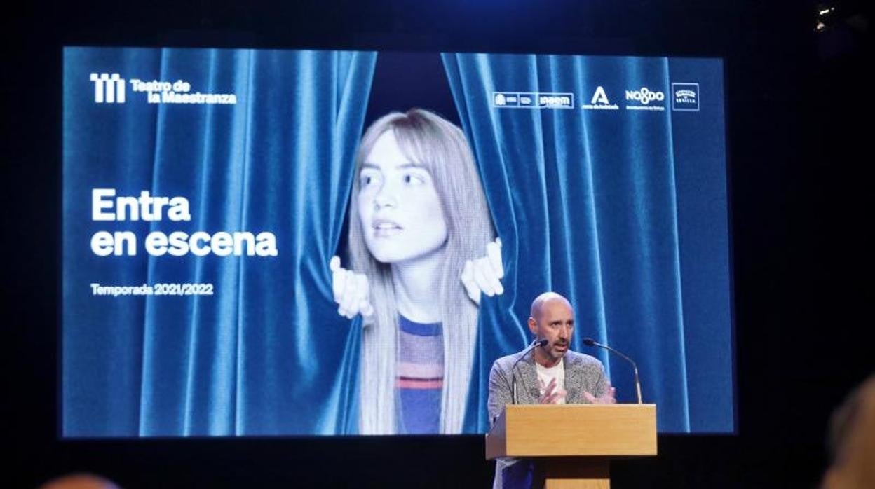 Javier Menéndez, con el lema de la temporada al fondo, el miércoles durante la presntación