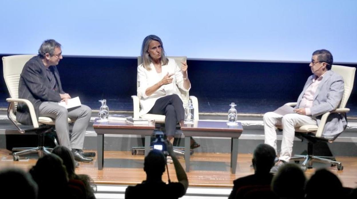 Isabel San Sebastián ha estado acompañada por el periodista de ABC Jesús Morillo y por el director del Aula de Cultura de ABC, Francisco Robles