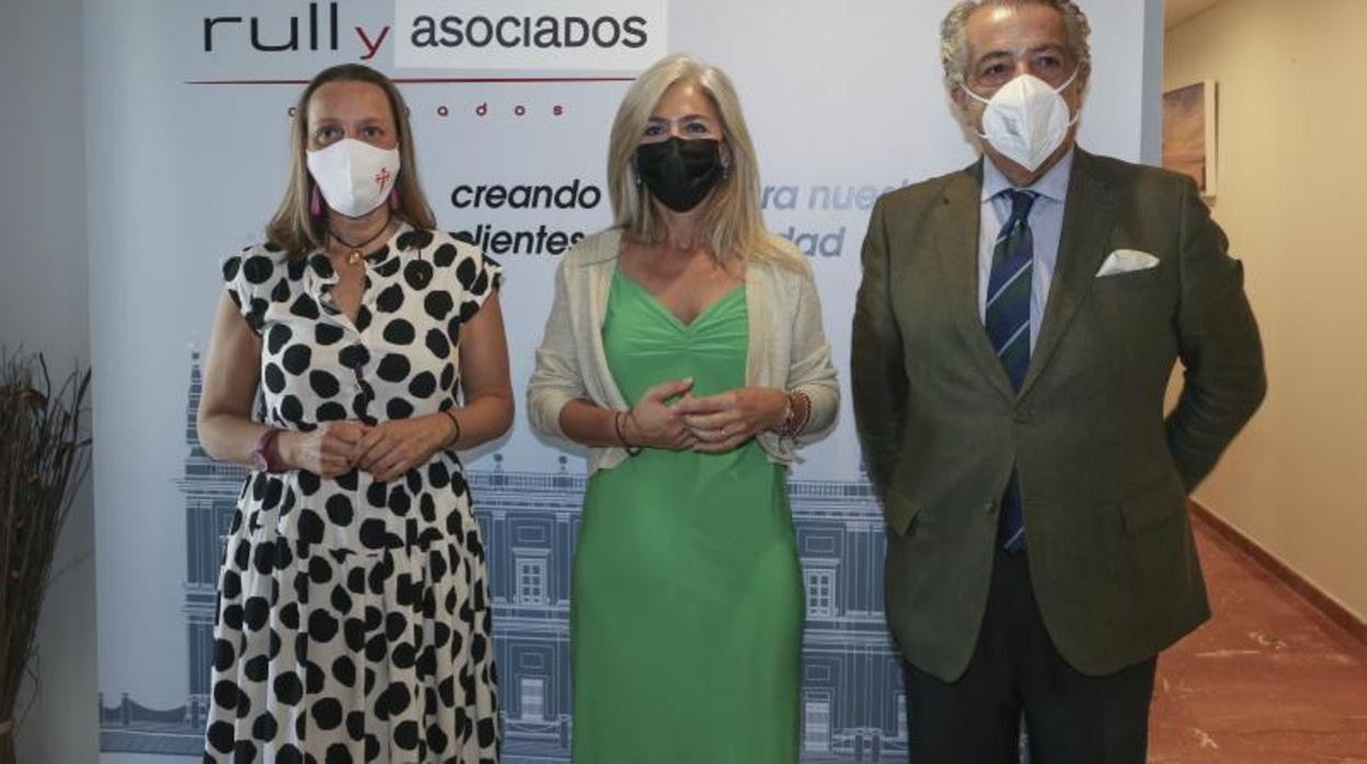 Ana de la Peña, Patricia del Pozo y José Luis Rull, antes del inicio del acto celebrado en Rull & Asociados