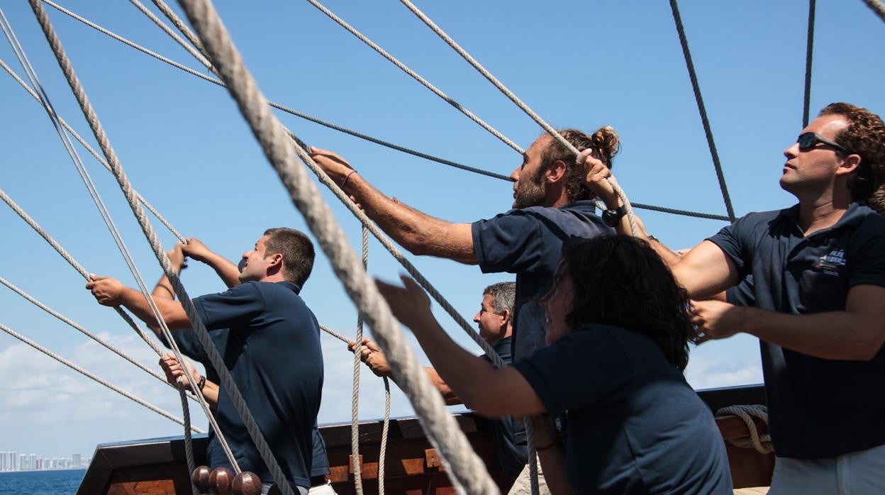 Tareas en una de las embarcaciones históricas