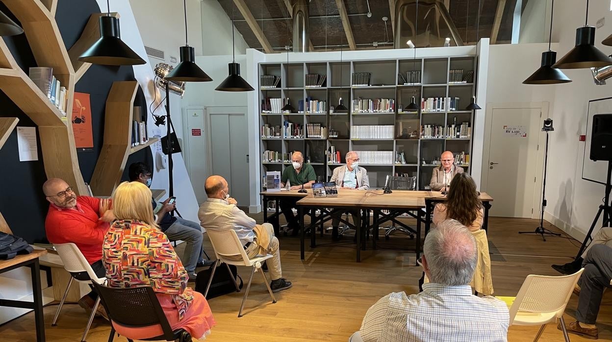 Los profesores Rodríguez Valls, Arana y Soler, durante su intervención en este encuentro interdisciplinar celebrado en Ávila