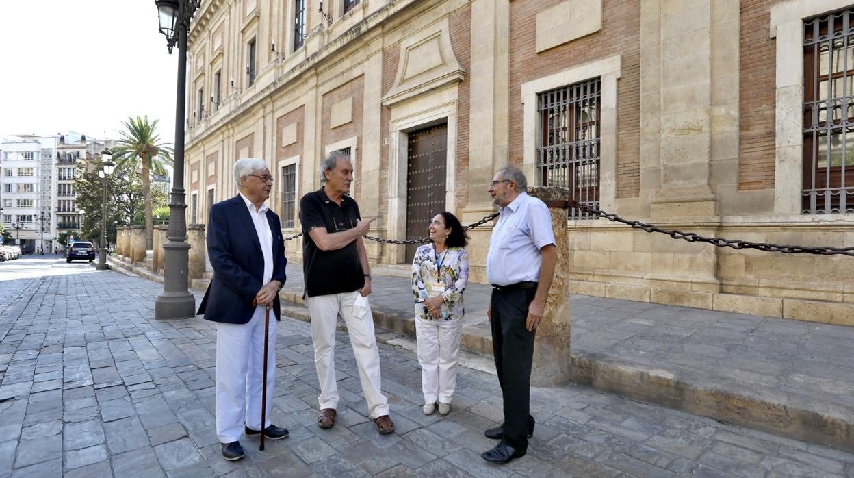 Manuel González Jiménez, Manuel Lozano Leyva, Esther Cruces y Pedro Tabernero, este lunes junto al Archivo de Indias