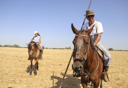 Tomás Prieto de la Cal, a caballo junto a su hija