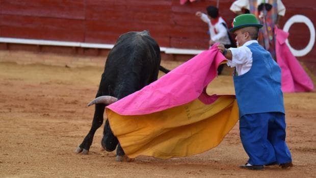 Cancelan un espectáculo cómico taurino por «presiones» de la Junta de Andalucía