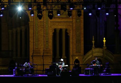 Zucchero brilla en el Icónica Sevilla Fest con una propuesta intimista de muchos quilates