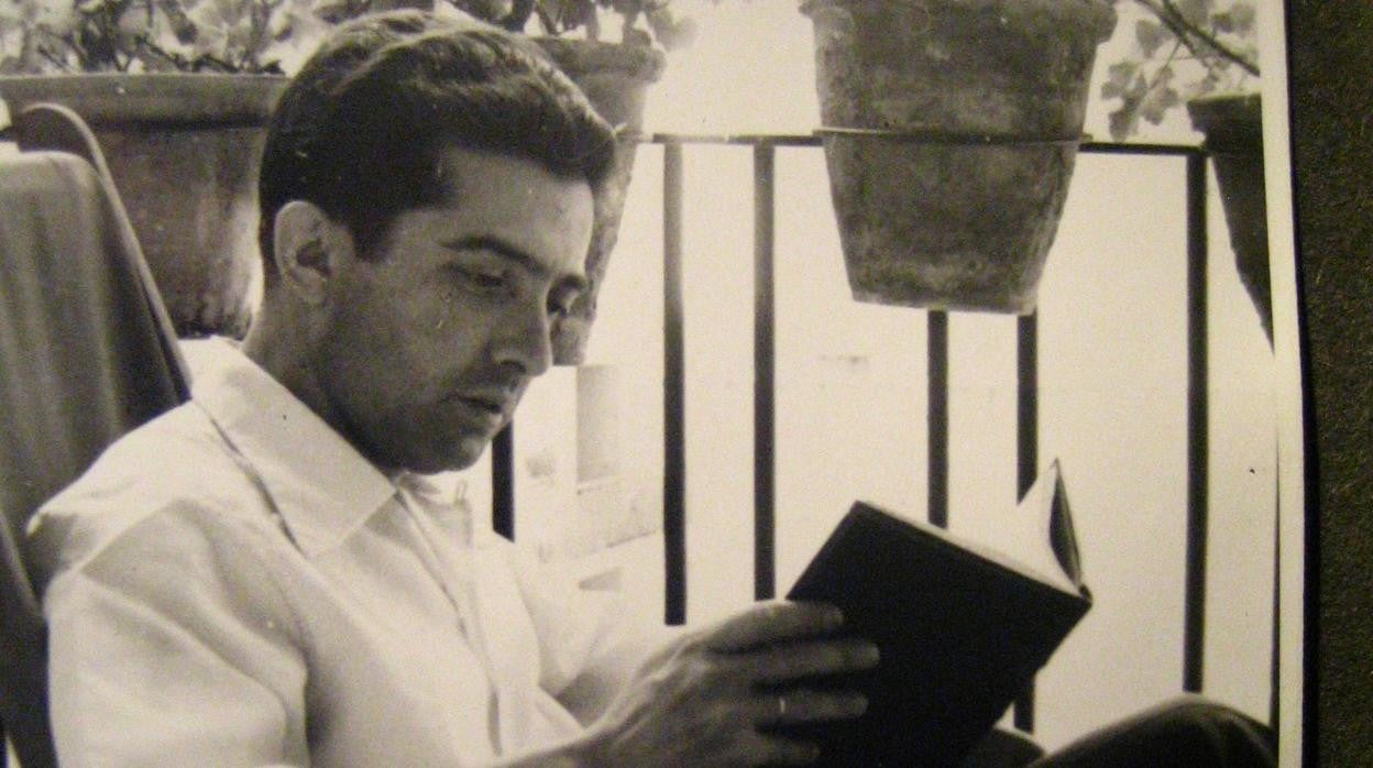 Un joven Rafael Montesinos leyendo un libro