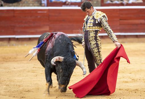 En el coso de La Merced de Huelva cortó sendas orejas a sus toros de Torrestrella