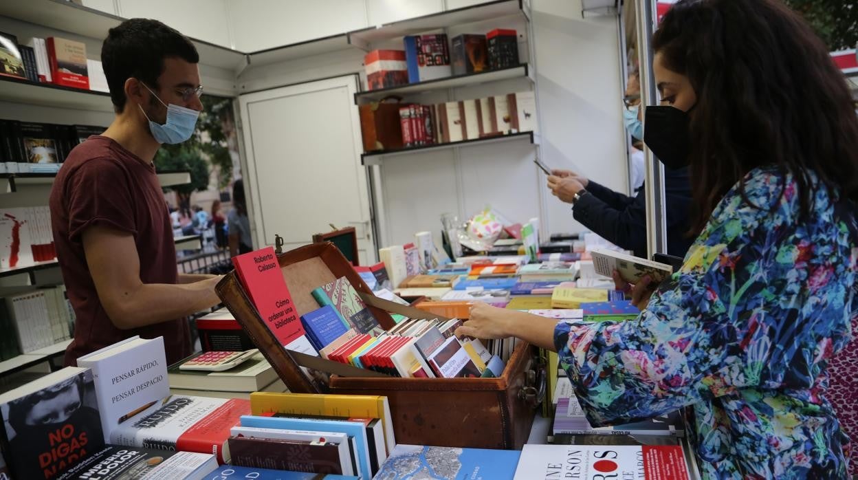 Compras en la Feria del Libro de Sevilla en su última edición de otoño