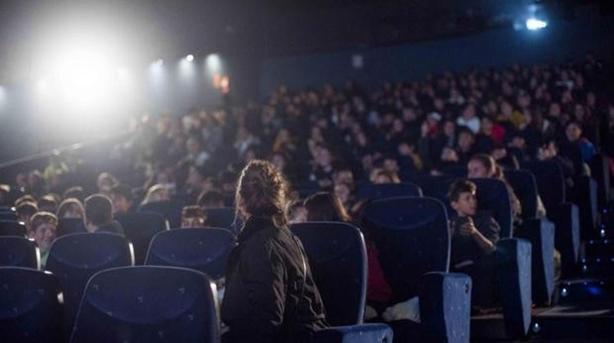 Público asistiendo al cine
