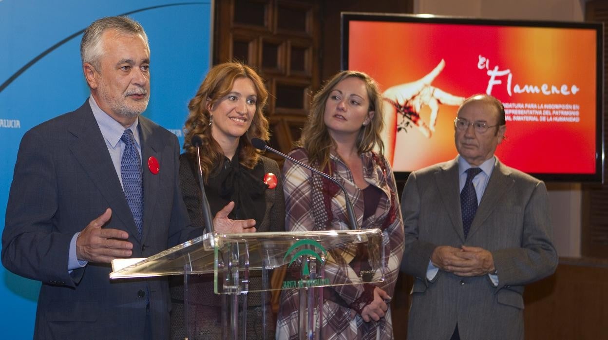 José Antonio Griñán, María de los Ángeles Carrasco, Olga de la Pascua y Fosforito tras conocerse en 2010 que la Unesco incluía el flamenco como Patrimonio Inmaterial de la Humanidad