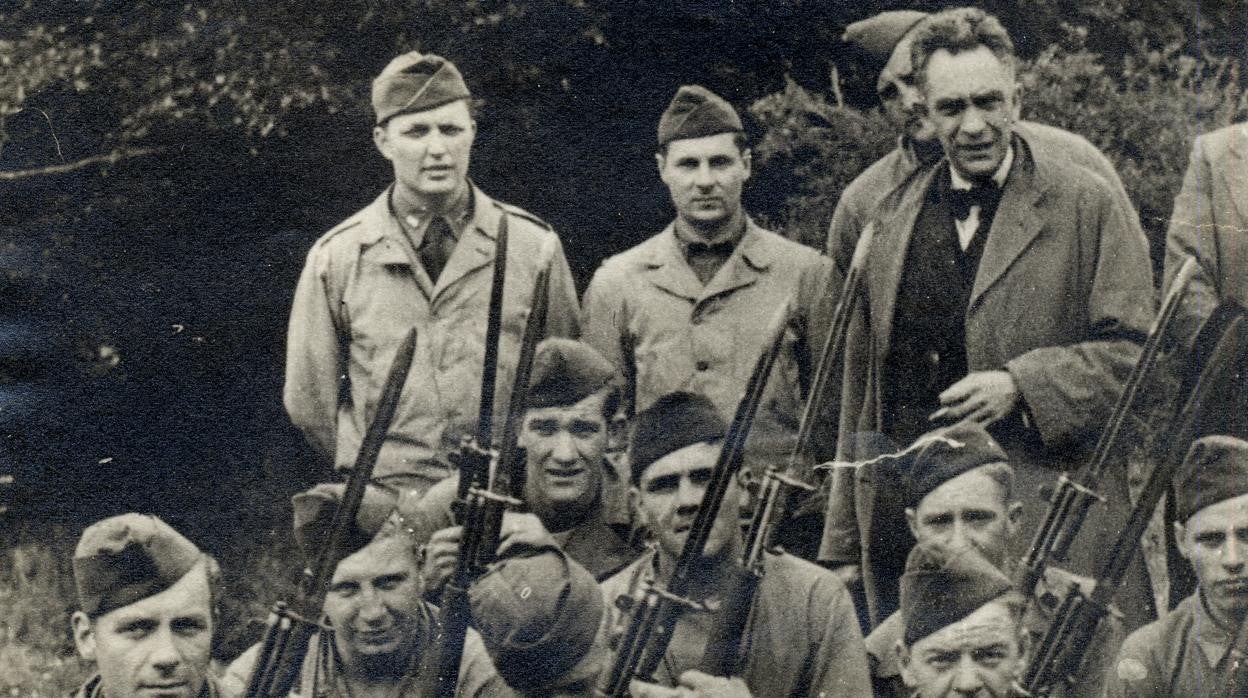 Chaves Nogales junto a tropas estadounidenses acantonadas en Belfast en 1942