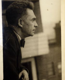 El autor en la ventana de su apartamento de París durante el exilio