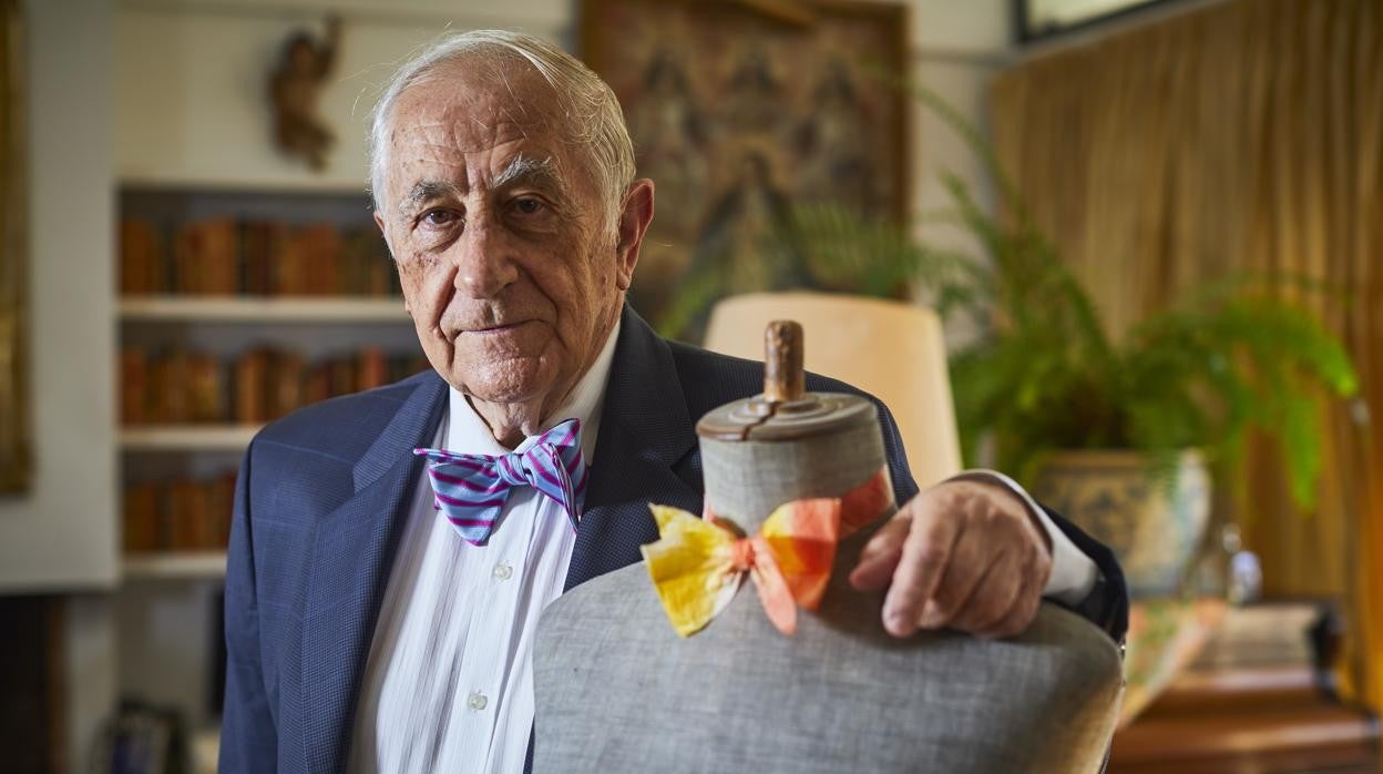 Inocencio Arias y su tradicional pajarita