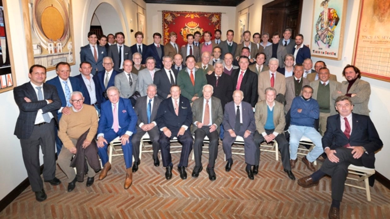 Foto de familia de todos los toreros de Sevilla junto a Curro Romero