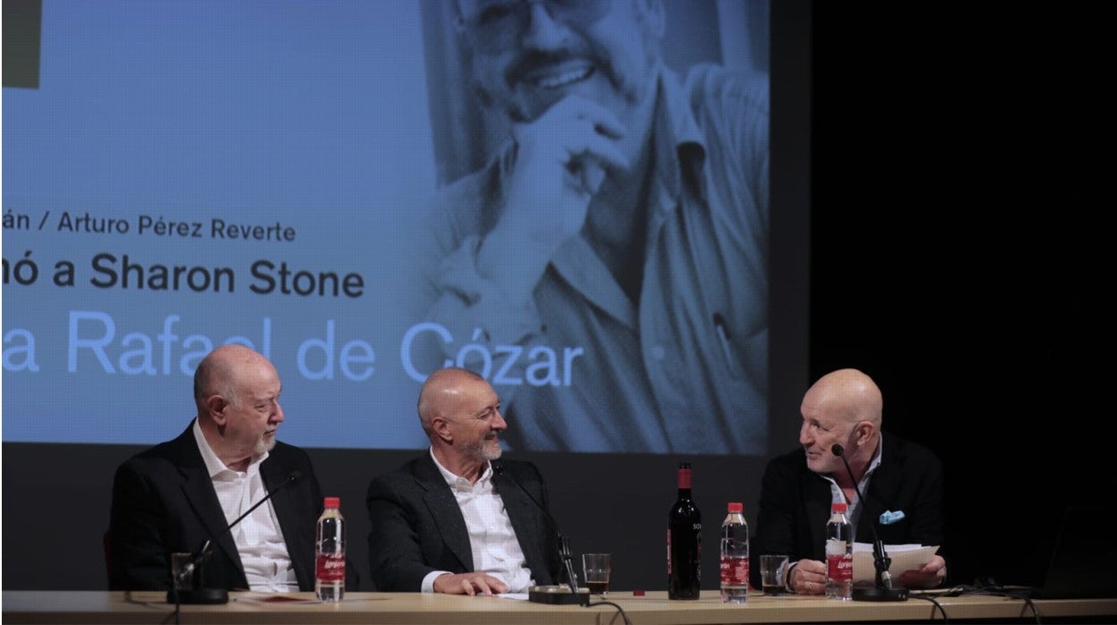 Juan Eslava Galán, Arturo Pérez-Reverte y Jesús Vigorra, en el homenaje a Rafael de Cózar