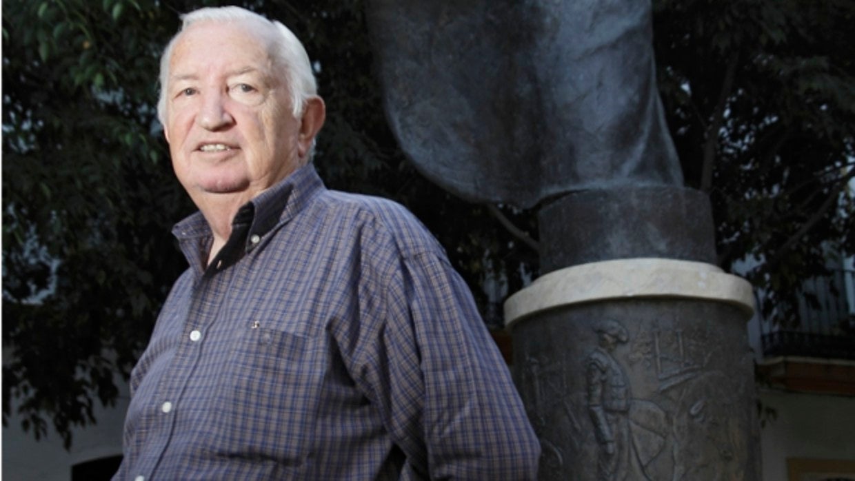 Rafael Chicuelo, junto a la estatua de su padre en la Alameda de Hércules