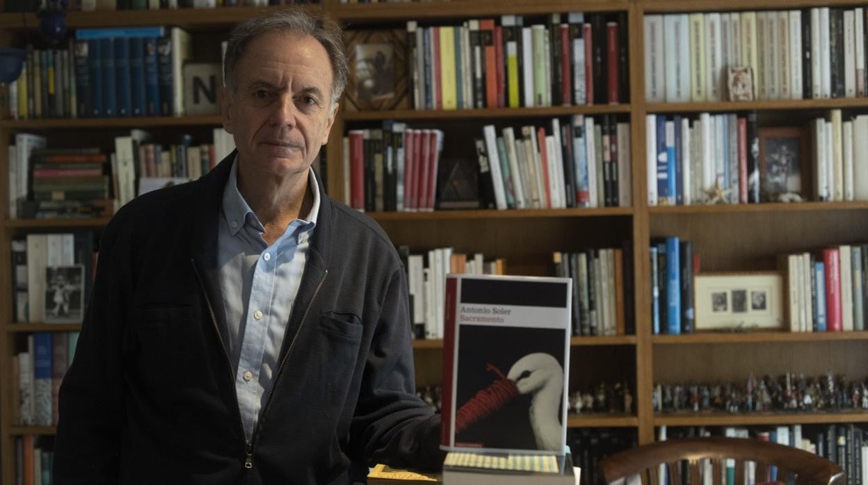 Antonio Soler en su domicilio malagueño