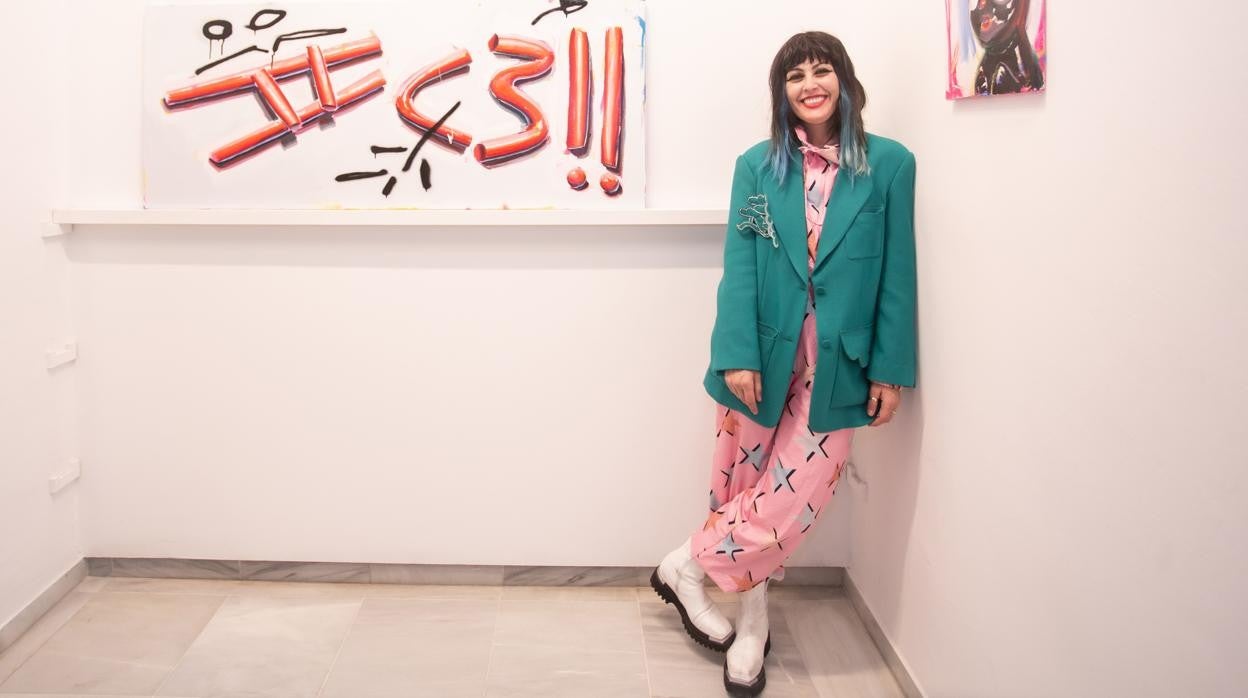Ana Barriga ante una de sus obras en la exposición que presenta en la galería Birimbao de Sevilla