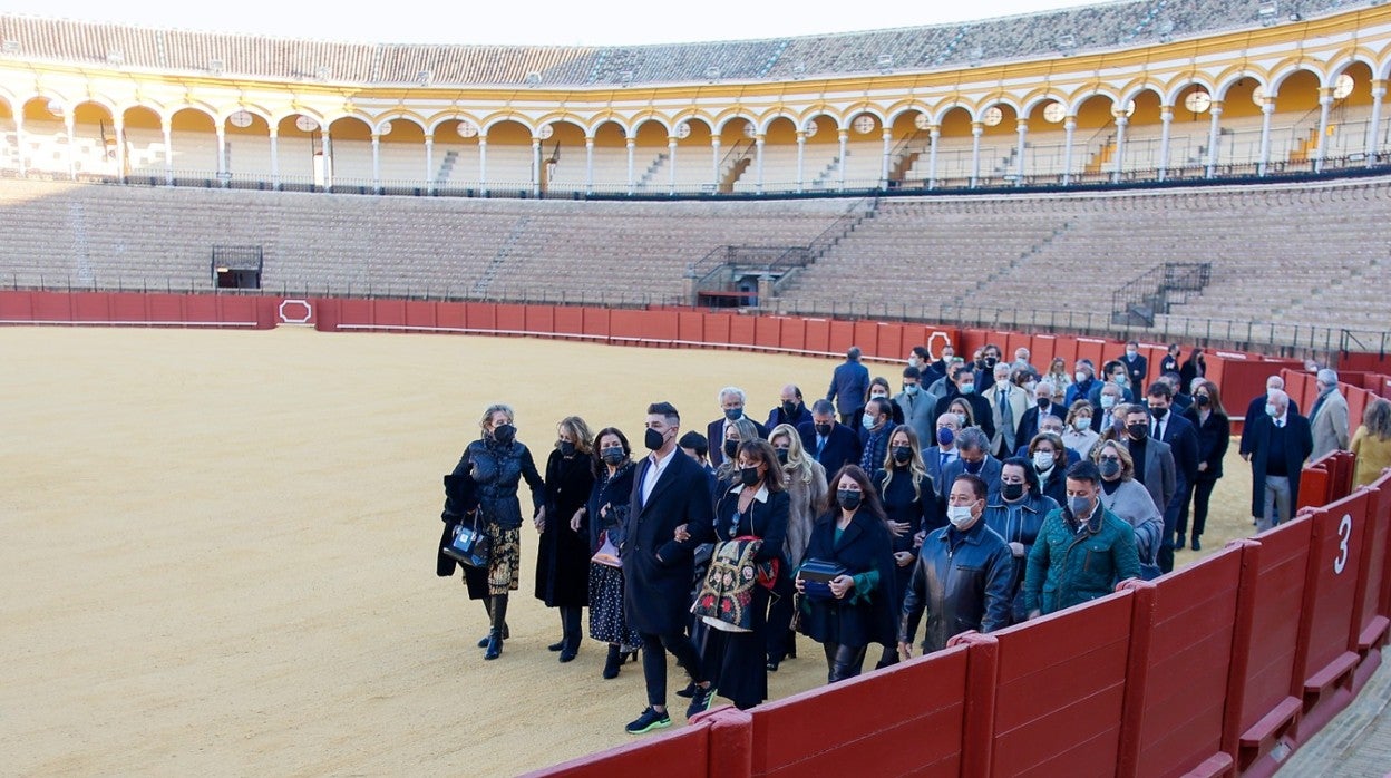 La esposa y los hijos del torero estuvieron acompañados por los familiares de su mítica cuadrilla