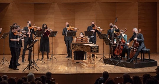 Suyeon Kang dirigiendo a los músicos de la OBS