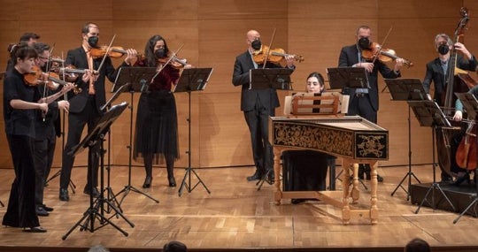 La clavecinista con los músicos de la Orquesta Barroca de Sevilla