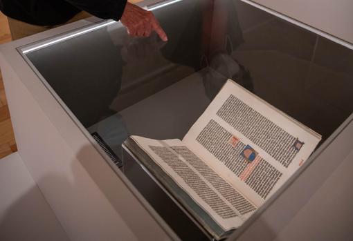 Ejemplar de la 'Biblia' de Gutenberg que posee la Universidad de Sevilla