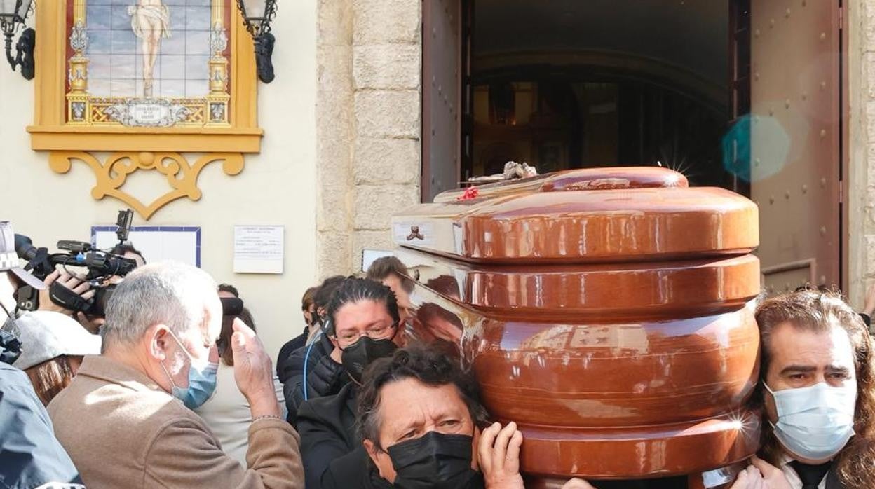 El féretro de Pascual González saliendo de la parroquia de San Benito tras la misa