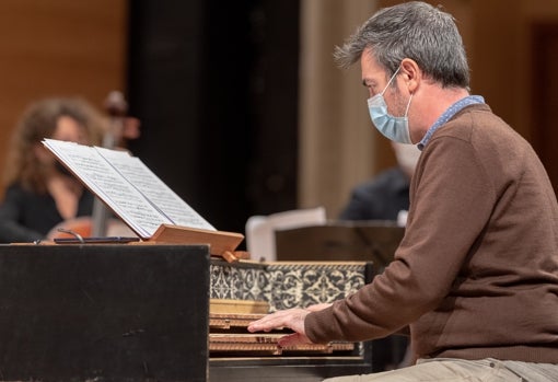 Alfonso Sebastián interpretando el clave