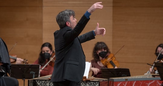 Alfonso Sebastián dirigiendo a los músicos de la OBS