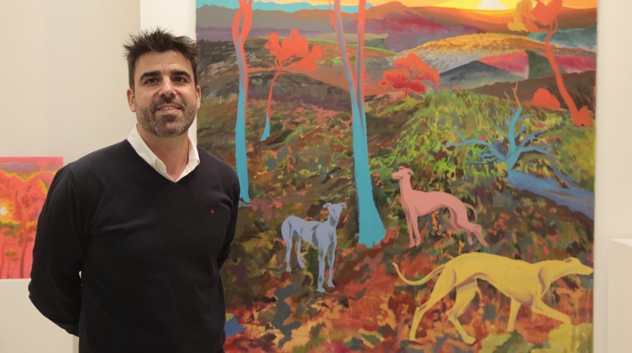 Cristóbal Quintero ante una de sus obras en la galería Birimbao