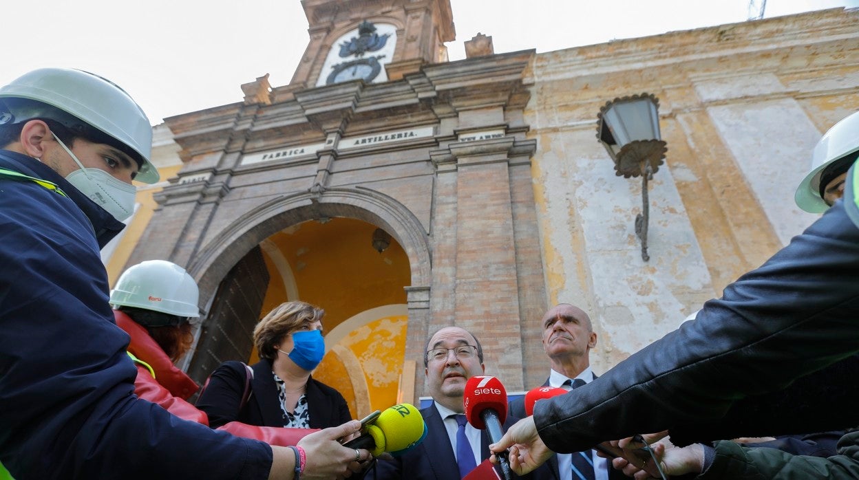 Iceta poco antes de su visita, acompañado por el alcalde, a la Fábrica de Artillería