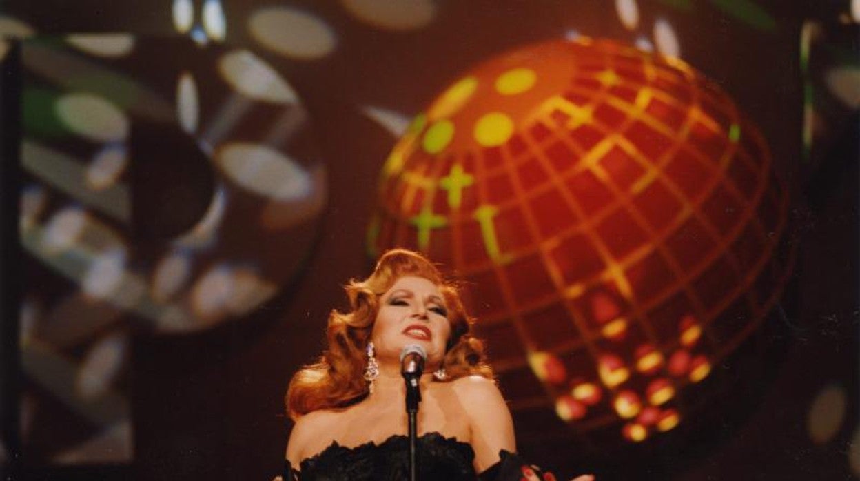 Rocío Jurado actuando en la Expo'92 en el espectáculo 'Azabache'