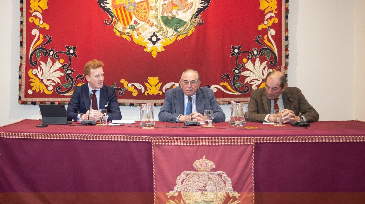 El periodista de ABC de Sevilla Jesús Bayort, junto con los hermanos Eduardo y Antonio Miura